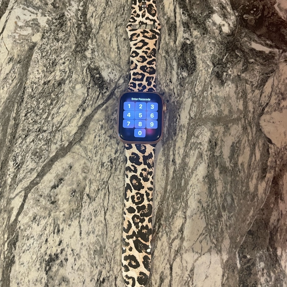 Apple Watch SE in gold 40mm